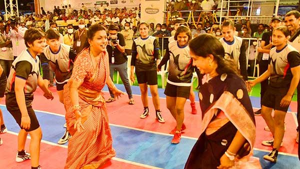 రోజాతో పాటు కబడ్డీ కోర్టులోకి దిగిన తిరుపతి మేయర్, కమీషనర్