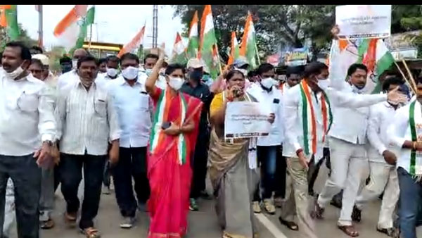 స్పందించకుంటే ఉద్యమం తప్పదు .. సీతక్క వార్నింగ్ స్పందించకుంటే ఉద్యమం తప్పదు .. సీతక్క వార్నింగ్