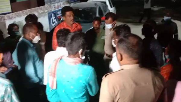 ప్రియుడి తల్లిని కరెంట్ ఫోల్ కు కట్టేసి చితకబాదేశారు ప్రియుడి తల్లిని కరెంట్ ఫోల్ కు కట్టేసి చితకబాదేశారు