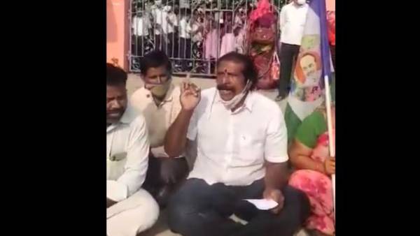  పాఠశాల గేటుకు తాళం..