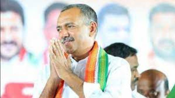 మంత్రుల పర్యటనలో సామాజిక దూరం పాటించకుండా తిరిగిన నేతలు మంత్రుల పర్యటనలో సామాజిక దూరం పాటించకుండా తిరిగిన నేతలు