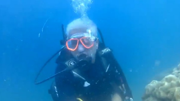 YSRCP MP Vijaya Sai Reddy Scuba diving in the Andaman and nicobar Island video became viral. YSRCP MP Vijaya Sai Reddy Scuba diving in the Andaman and nicobar Island video became viral.