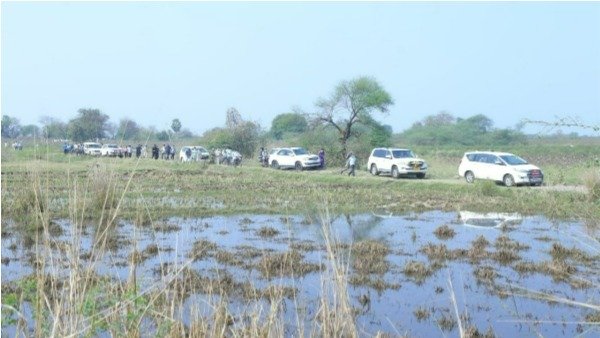 రోడ్డు మార్గంలో కాక హెలికాఫ్టర్ లో వచ్చి మంత్రుల హడావిడి 