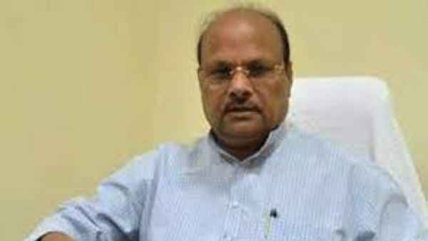 రాష్ట్రం లోపల సజ్జల రామకృష్ణారెడ్డి వెలుపల విజయసాయిరెడ్డి పెత్తనం చెలాయిస్తున్నారన్న యనమల