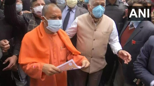 Uttar Pradesh elections 2022: CM Yogi Adityanath held a door to door campaign in the Ghaziabad Uttar Pradesh elections 2022: CM Yogi Adityanath held a door to door campaign in the Ghaziabad