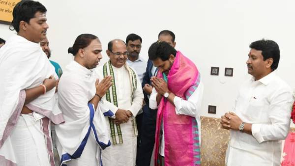  క్యాంప్ కార్యాలయాన్ని వీడి..