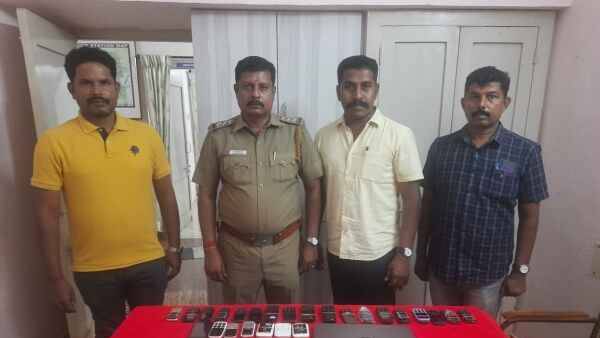  రోడ్డు పక్కన శవమైన ట్యాక్సీ డ్రైవర్