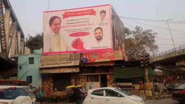 వారణాసి కూడళ్ళలోనూ కేసీఆర్ హోర్డింగ్స్