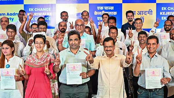 ప్రమాణ పత్రాలపై ఆప్ అభ్యర్థులు సంతకాలు
