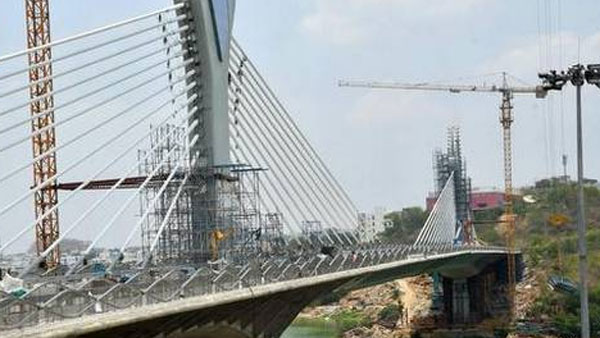 పిల్లర్లు కాకుండా లండన్‌ బ్రిడ్జి మాదిరిగా