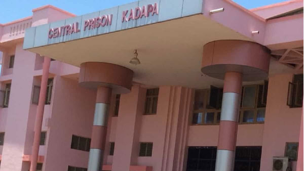 సెంట్రల్ జైల్ సూపరింటెండెంట్‌గా ప్రకాష్