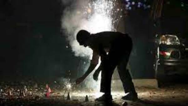  అర్థరాత్రి బాణాసంచా మోత.. ప్రెష్టేజ్ గా భావిస్తున్న యువత