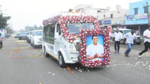 అంతిమ యాత్రలో భారీగా అభిమానులు