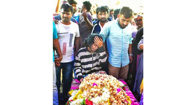 చంపేసి బెంగళూరు ఎస్కేప్ చంపేసి బెంగళూరు ఎస్కేప్