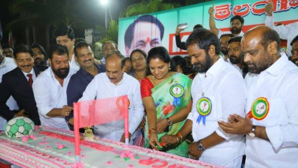 మెట్ల మార్గంలో తిరుమలకు కవిత