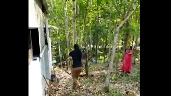 ఇళ్లలోకి దూరిన త్రాచు పాము ఇళ్లలోకి దూరిన త్రాచు పాము