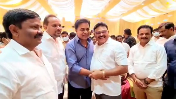 ఏపీ - తెలంగాణ నేతలు ఆప్యాయంగా ఏపీ - తెలంగాణ నేతలు ఆప్యాయంగా