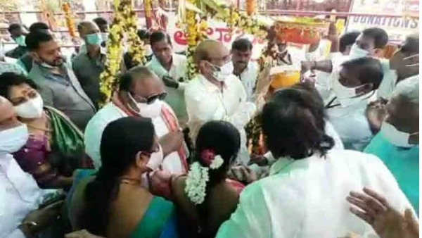 ఆయురారోగ్యాలతో ప్రజలు, సీఎం కేసీఆర్ జీవించాలి : మంత్రి గంగుల 