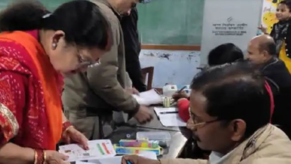 పోలింగ్ బూత్లో ఫొటోలు దిగి సోషల్ మీడియాలో.. పోలింగ్ బూత్లో ఫొటోలు దిగి సోషల్ మీడియాలో..