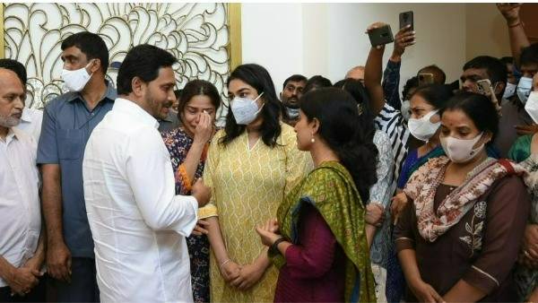 ys jagan and chandrababu paid tributes to minister mekapati gowtham reddys dead body