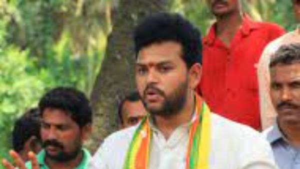 వైసీపీ ఎంపీలు ప్రత్యేక హోదాపై నోరు మెదపడం లేదు వైసీపీ ఎంపీలు ప్రత్యేక హోదాపై నోరు మెదపడం లేదు