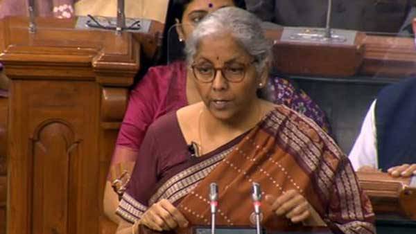 400 న్యూ జనరేషన్ రైళ్లను ప్రవేశపెట్టనున్నట్టు నిర్మల సీతారామన్ వెల్లడి