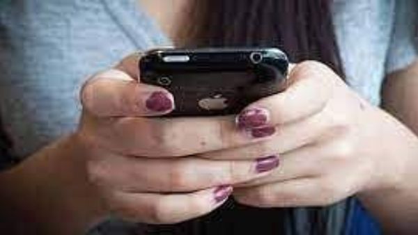  పోర్న్ వీడియోలు భార్యకు చూపిస్తున్న భర్త ?