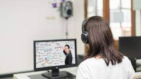 ఇష్టానికి విరుద్ధంగా ఆఫ్‌లైన్ తరగతులకు హాజరు కావటంతో ఆత్మహత్య