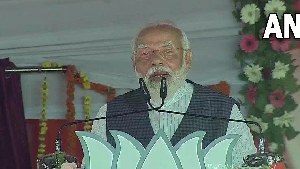 ఉగ్రవాదులను కాపాడే పార్టీ ఎస్పీ: మోడీ ఫైర్