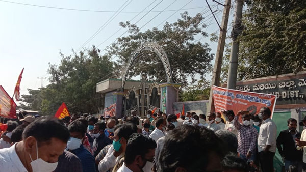 రాష్ట్రవ్యాప్తంగా విద్యార్ధి సంఘాల ఛలో కలెక్టరేట్ .. విజయనగరంలో విద్యార్థుల ర్యాలీ