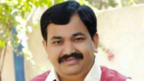 లేడీని విచారణ చేసిన పోలీసు అధికారులు