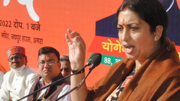 అఖిలేష్ యాదవ్ కు ప్రజా బలం లేదు అందుకే మమత మద్దతు: స్మృతి ఇరానీ