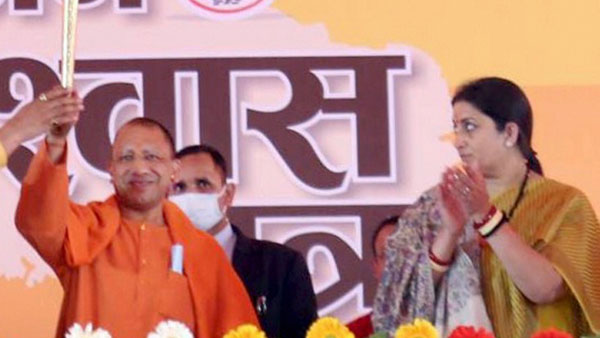 మంత్ అసెంబ్లీ నియోజకవర్గంలో ఎన్నికల ప్రచారంలో స్మృతి ఇరానీ
