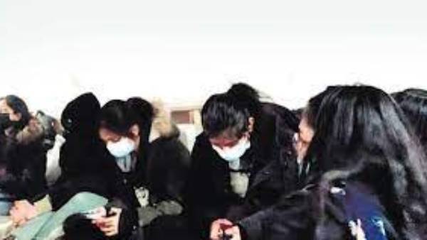 దాదాపు 1500 మంది నిరీక్షణ