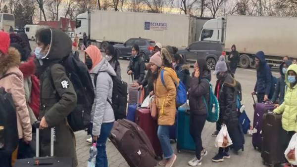 విమానంలో నలుగురు తెలుగు విద్యార్థులు విమానంలో నలుగురు తెలుగు విద్యార్థులు