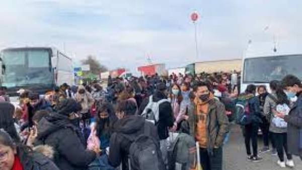 రంగంలోకి దిగిన ప్రభుత్వాలు.. ఆహారం కూడా లేక ఇబ్బంది పడుతున్న తెలుగువారెందరో రంగంలోకి దిగిన ప్రభుత్వాలు.. ఆహారం కూడా లేక ఇబ్బంది పడుతున్న తెలుగువారెందరో