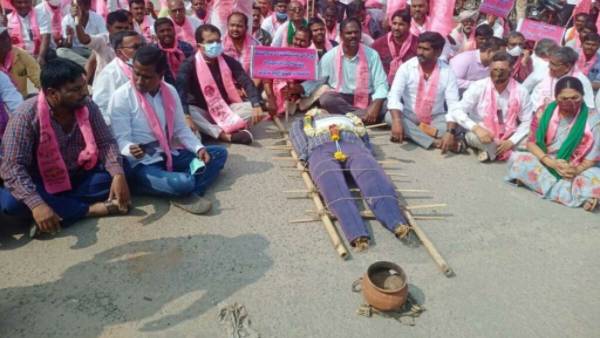  రాష్ట్రవ్యాప్తంగా మోడీ వ్యాఖ్యలపై భగ్గుమన్న టీఆర్ఎస్ శ్రేణులు, ఆందోళనల పర్వం