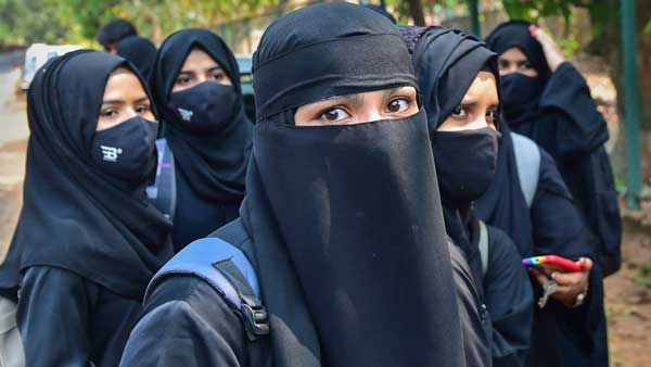 ప్రిన్సిపాల్ మీద మండిపడిన విద్యార్థులు