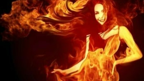 మంచానికి నిప్పు పెట్టుకుని సజీవ దహనం అయిన మహిళ