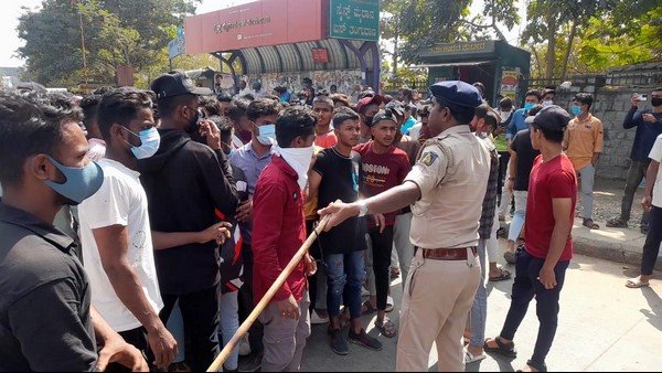 నిలదీస్తున్న విద్యార్థులు నిలదీస్తున్న విద్యార్థులు