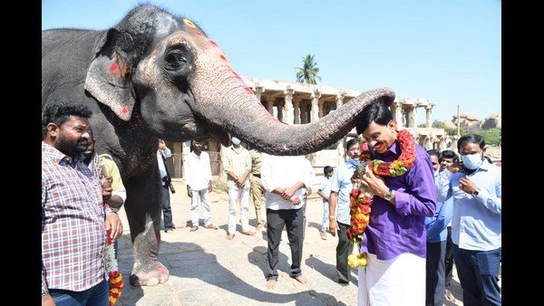 హంపీలో ప్రత్యేక పూజలు చేసిన ప్రాణ స్నేహితులు