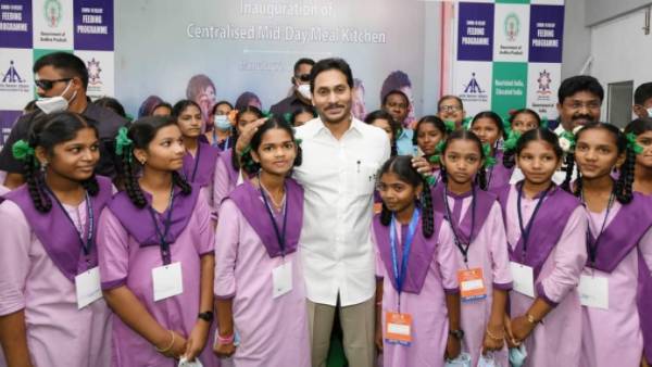  భోజనం వడ్డించిన వైఎస్ జగన్..