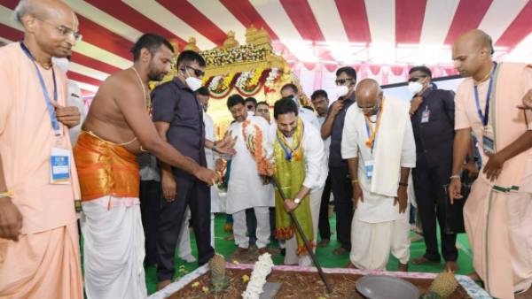 నుదుట చందన నామాలతో..