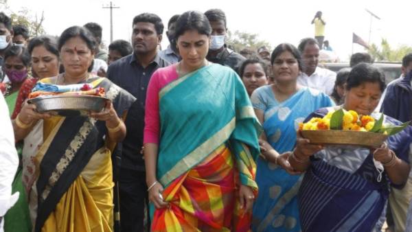 మేడారం ఆలయాన్ని దర్శించిన వైఎస్ షర్మిల.. మేడారం ఆలయాన్ని దర్శించిన వైఎస్ షర్మిల..