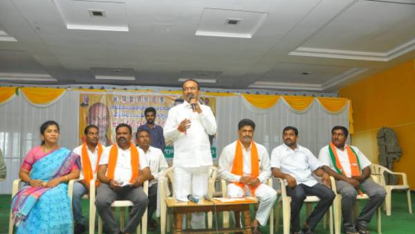 హుజురాబాద్ లో గెలుపుకోసం అనేక అడ్డదార్లు.. కేసీఆర్ ను పాతాళానికి తొక్కారన్న ఈటల రాజేందర్ హుజురాబాద్ లో గెలుపుకోసం అనేక అడ్డదార్లు.. కేసీఆర్ ను పాతాళానికి తొక్కారన్న ఈటల రాజేందర్