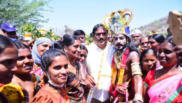  సీఎం కేసీఆర్, ప్రజలు బాగుండాలని స్వామి వారిని కోరుకున్నానన్న మంత్రి