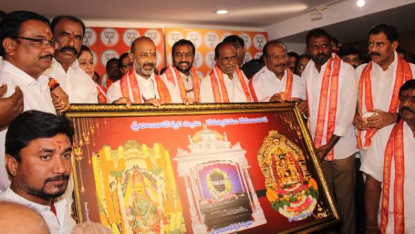 పార్టీ పగ్గాలు చేపట్టి 2 ఏళ్లు పూర్తి.. బండి సంజయ్ కు వేద పండితుల ఆశీర్వచనం పార్టీ పగ్గాలు చేపట్టి 2 ఏళ్లు పూర్తి.. బండి సంజయ్ కు వేద పండితుల ఆశీర్వచనం