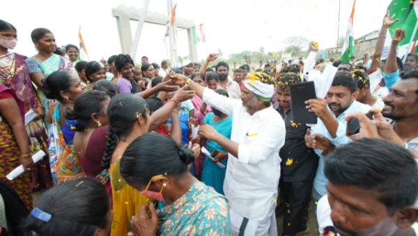 కాంగ్రెస్ అధికారంలోకి వస్తే ధరలు తగ్గిస్తాం..పాదయాత్రలో హామీ ఇచ్చిన భట్టి కాంగ్రెస్ అధికారంలోకి వస్తే ధరలు తగ్గిస్తాం..పాదయాత్రలో హామీ ఇచ్చిన భట్టి