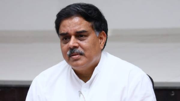  రోడ్ల పరిస్థితి దారుణం.. ప్రణాళిక లేని ప్రభుత్వమన్న మనోహర్