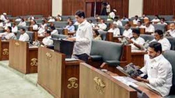 పోడియం వద్దకు సభ్యుల నినాదాలు